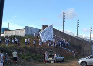 Vida normal? Torcida se aglomera em barranco para acompanhar time Na Série D. VEJA FOTOS!