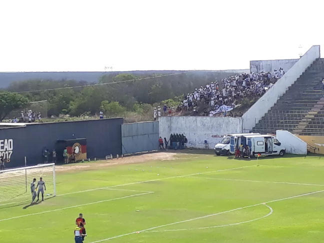 Torcida do ABC se aglomera em barranco para acompanhar time na Série D (Fotos: Mallyk Nagib)