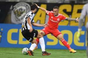 Herói do Inter, atacante destaca força do elenco e poder de reação