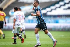 Dirigente do Grêmio anuncia renovação com artilheiro e mais dois