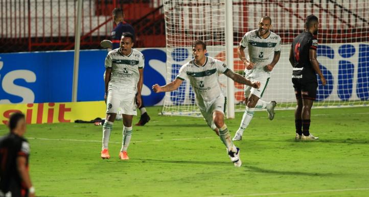 Rafael Moura marca em vitória do Goiás