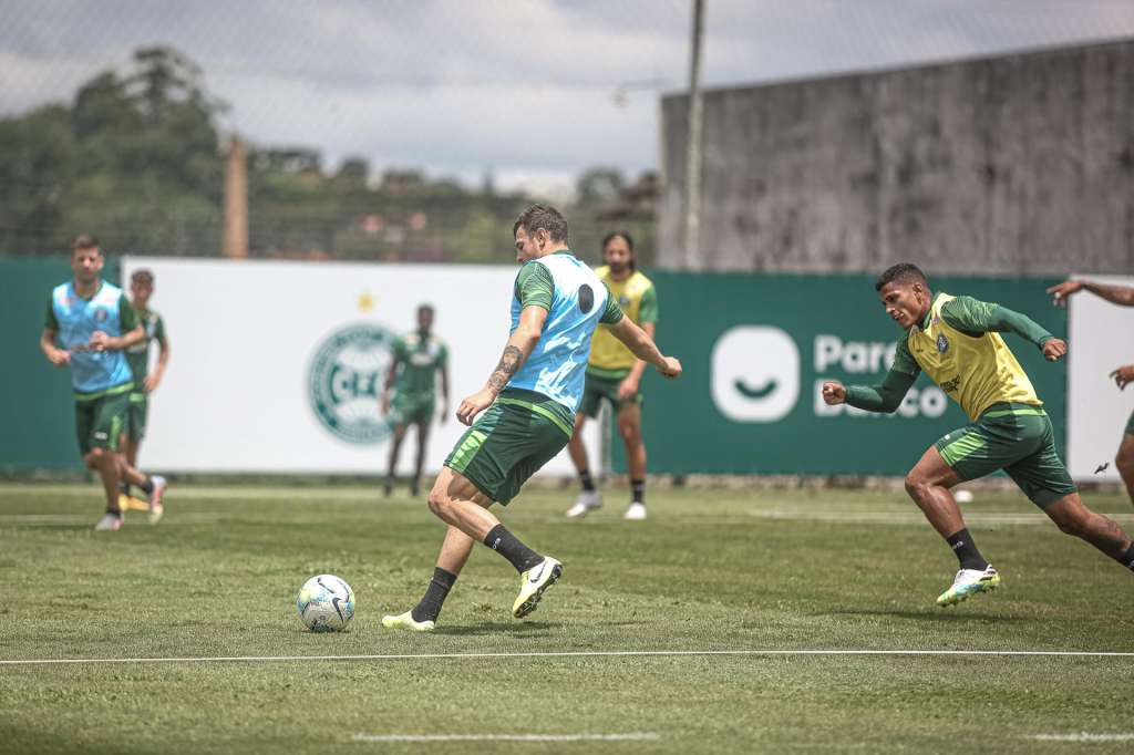 Coritiba volta aos treinos com segurança reforçada no CT