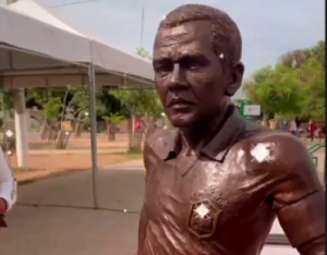 Meia do São Paulo é homenageado com estátua em sua cidade natal