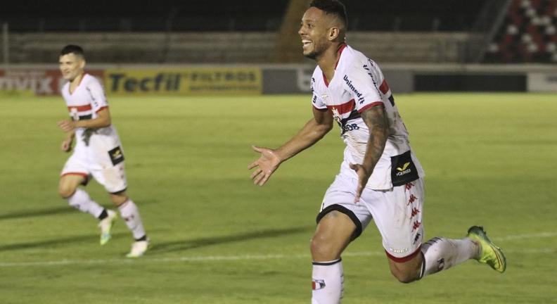 Wellington Tanque marcou de cabeça o gol da vitória do Botafogo