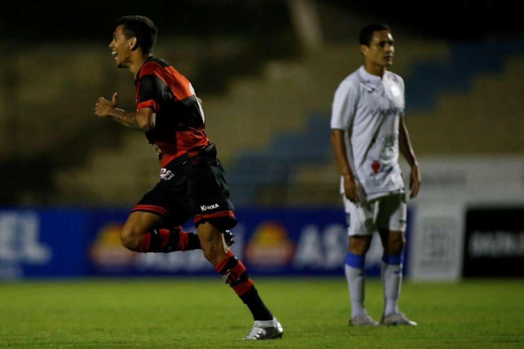 Kadu comemorando. Foto: Miguel Schincariol 