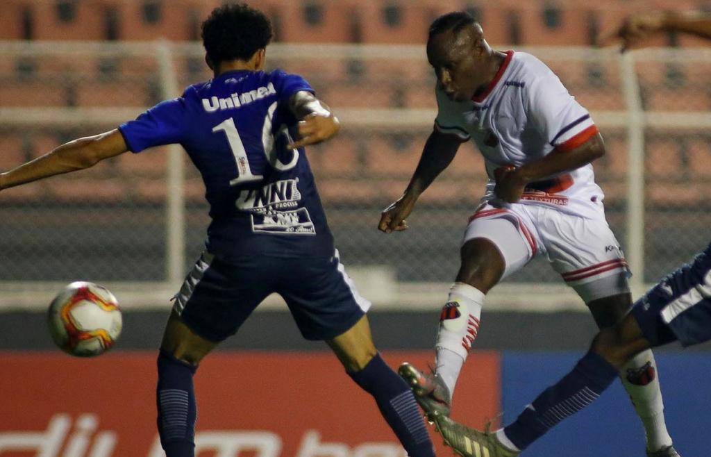 Marquinho finalizando. Foto: Miguel Schincariol 