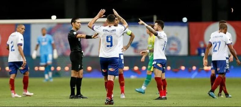 A arbitragem do jogo foi bastante polêmica (Foto: Felipe Oliveira/EC Bahia) A arbitragem do jogo foi bastante polêmica (Foto: Felipe Oliveira/EC Bahia)