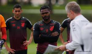 Ex-Ponte volta aos treinos e não deve desfalcar o Athletico-PR