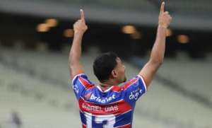 Fortaleza renova com ex-lateral do Internacional até o fim do Brasileirão