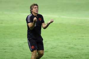 Galvão Bueno sugere que Sá Pinto deixe o Vasco após invasão de torcedores