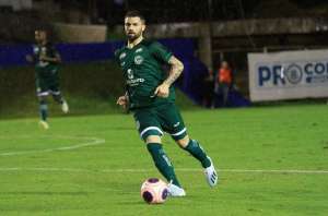 Em reta final de contrato, meia se coloca à disposição no Goiás