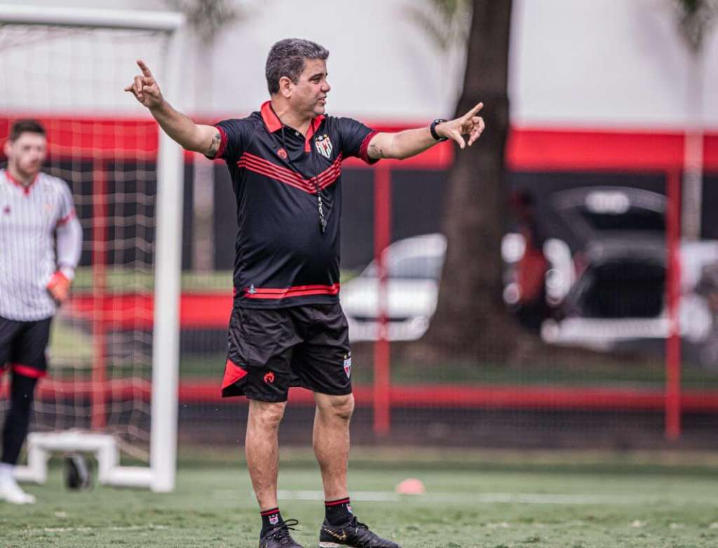 Marcelo Cabo não tem desfalques para o jogo (Foto: Paulo Marcos/Atlético-GO)