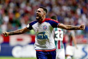 Atacante de time do Brasileirão discute com torcedor no Aeroporto