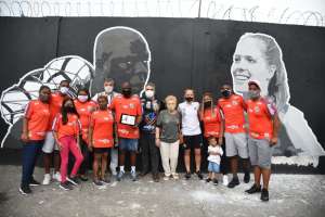 Com pinturas, Santos eterniza Ketlen e Arzul no muro do CT Rei Pelé