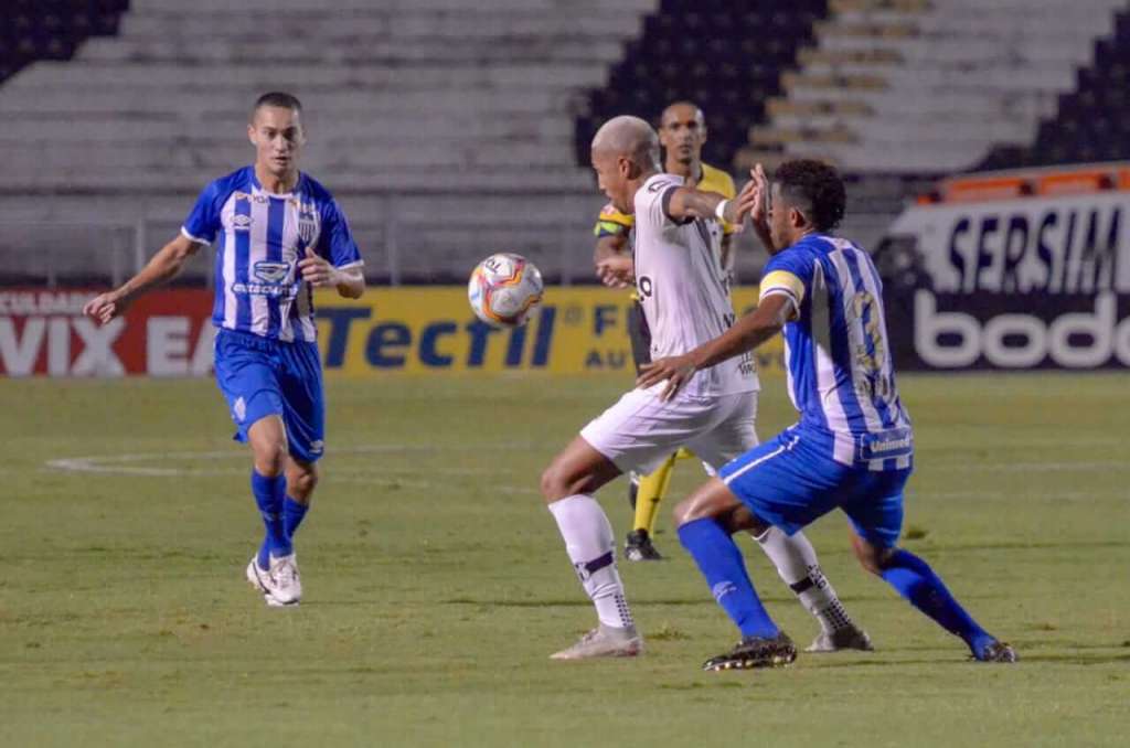 João Veras foi totalmente anulado por Betão (Foto: Álvaro Júnior/Ponte Press) João Veras foi totalmente anulado por Betão (Foto: Álvaro Júnior/Ponte Press)