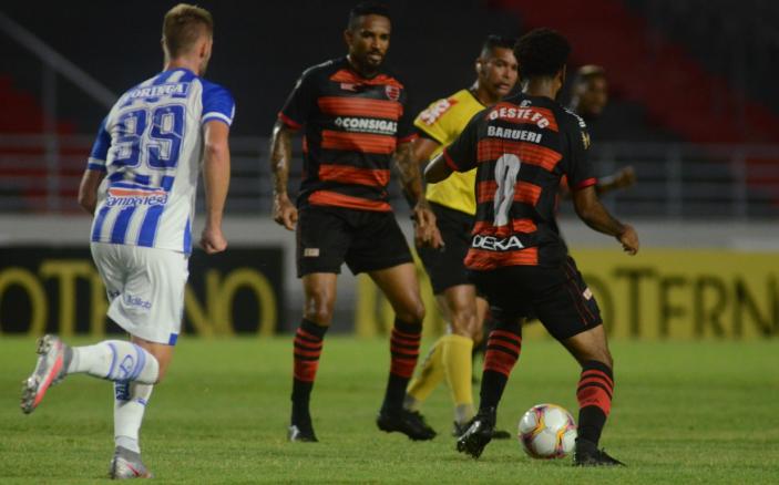 Oeste tomou dois gols bobos e perdeu de novo. Foto: Augusto Oliveira/CSA Oeste tomou dois gols bobos e perdeu de novo. Foto: Augusto Oliveira/CSA