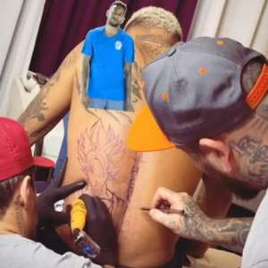 Neymar faz tatoo gigante de anime nas costas. VEJA FOTO AQUI!