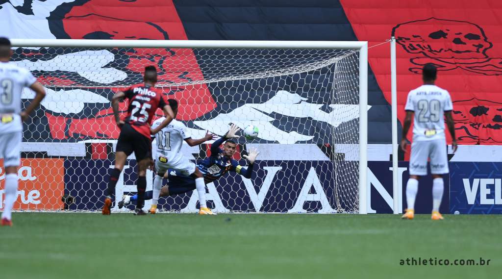 Atlético derrota o xará paranaense
