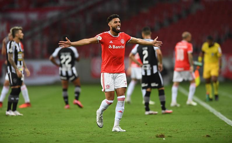 Yuri Alberto comemora gol após falha absurda de Kevin, do Botafogo