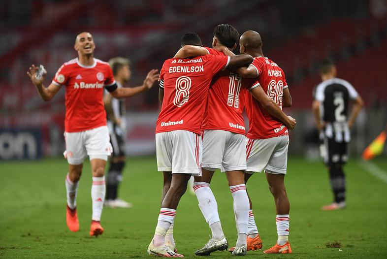 Jogadores comemoram gol de empate no Beira-Rio
