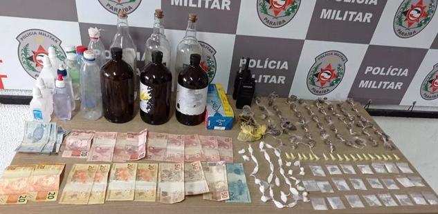 Drogas, dinheiro... (Foto: Divulgação / PMPB)
