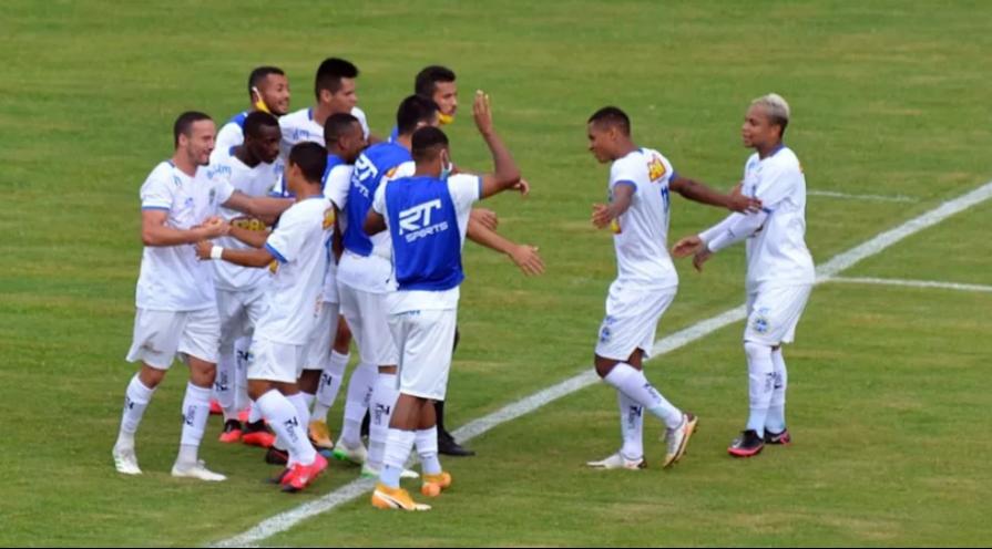 Jogadores do São José comemoram um dos gols deste domingo