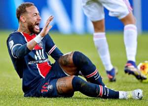 FRANCÊS: PSG perde em casa do Lyon; Neymar se lesiona e sai de maca chorando