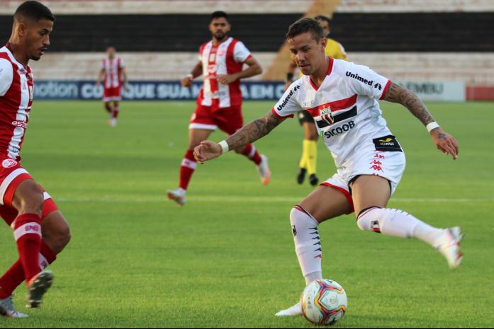 Matheus Anjos (à direita) foi o melhor jogador do Botafogo-SP