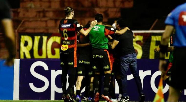 Jogadores do Sport comemora gol marcado por Thiago Neves