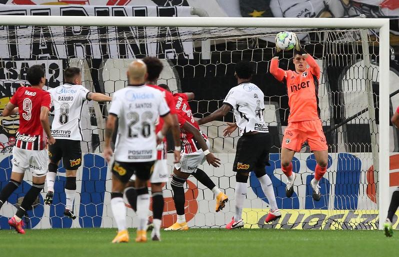 Tiago Volpí protagonizou lance que quase gerou segundo gol do Corinthians - Rubens Chiri / saopaulofc.net