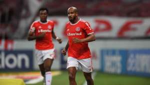 Meia titular do Internacional é sondado por Benfica-POR e Boca Juniors-ARG