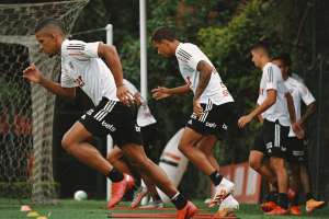 Líder, São Paulo faz duelo direto para tentar abrir vantagem no Brasileirão