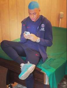 Craque do PSG pinta cabelo de azul. VEJA A FOTO AQUI!