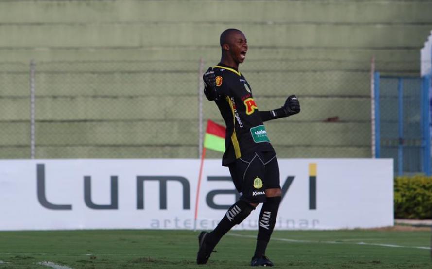 Jeferson comemora pênalti defendido contra o Caxias-RS (Foto: Marcos Freitas/Ag. Mirassol)