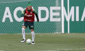 Recuperado de pancada na cabeça, zagueiro do Palmeiras treina normalmente
