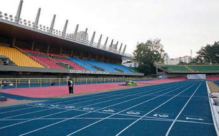 Pista de atletismo e campo de futebol