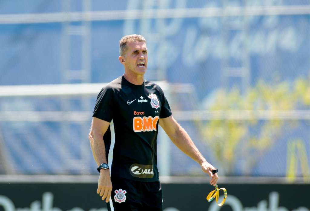 De olho em novas mudanças no Corinthians, Mancini dá atenção à posse de bola