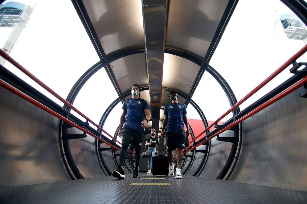 Botafogo desembarcou em Curitiba na noite da sexta-feira (Foto: Vítor Silva/BFR)