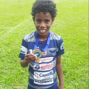 Clubes do Brasileirão convidam garoto que sofreu racismo para testes em 2021
