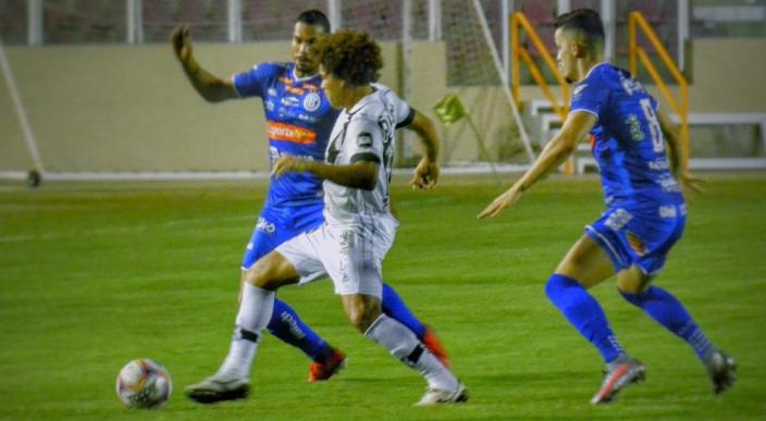 Camilo correu muito na vitória em Aracaju. Foto: Luiz Neto Camilo correu muito na vitória em Aracaju. Foto: Luiz Neto