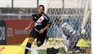 Carlinhos comemora primeiro pelo Vasco em vitória sobre o Santos