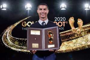 Cristiano Ronaldo desbanca Messi, Neymar e cia. e fatura prêmio por conquistas