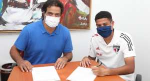 Destaque do São Paulo, meia de 21 anos renova contrato até 2024