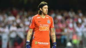 Cássio vai a hospital de ambulância após choque na cabeça no jogo do Corinthians