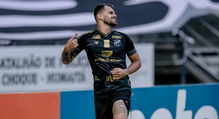 Felipe Vizeu havia se lesionado após marcar gol diante do Atlético-MG (Foto: Aurelio Alves/O Povo)