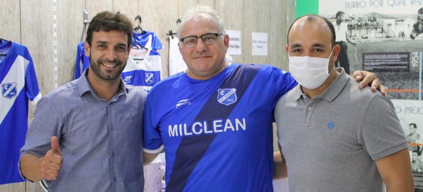 O presidente Gilson Rezende (Esq) e o futuro secretário de Esportes de Taubaté, Lucas Dominoni (Dir), com o técnico Toninho Cecílio (Foto: Caíque Toledo / EC Taubaté) - Foto: Caíque Toledo / EC Taubaté O presidente Gilson Rezende (Esq) e o futuro secretário de Esportes de Taubaté, Lucas Dominoni (Dir), com o técnico Toninho Cecílio (Foto: Caíque Toledo / EC Taubaté) - Foto: Caíque Toledo / EC Taubaté