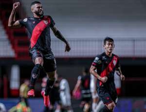 Após marcar gol, meia do Atlético Goianiense tem contrato renovado até 2022