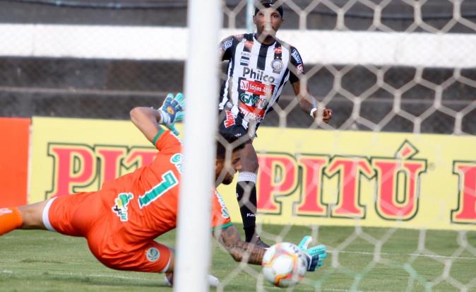 Chute cruzado em um dos gols do Operário