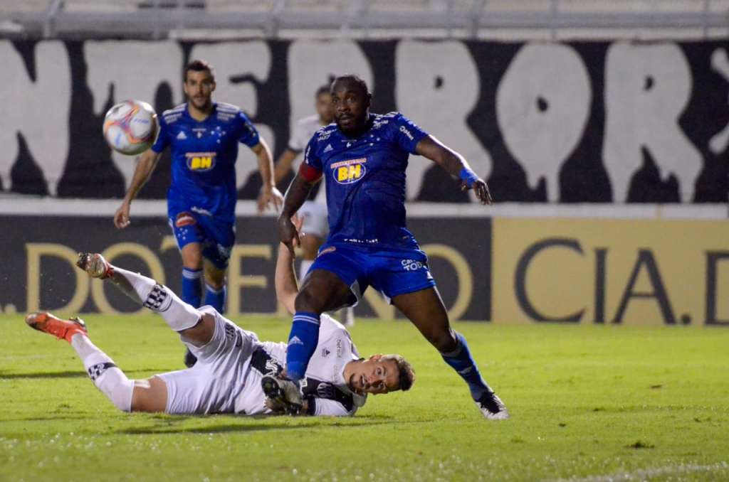 Ponte Preta 2 x 1 Cruzeiro - Macaca vira, sobe nos galhos e encosta no G-4 3 0002050516718 img
