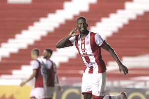 Zagueiro acertado com o Fluminense brilha em jogo da Série B